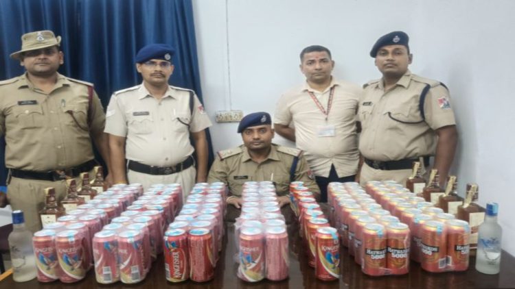 धनबाद रेलवे स्टेशन पर 66.75 लीटर शराब बरामद, तस्कर फरार 1 धनबाद रेलवे स्टेशन पर 66.75 लीटर शराब बरामद, तस्कर फरार