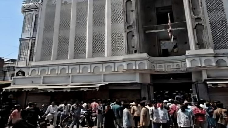 Breaking News: उज्जैन में शाही मस्जिद विवाद में तनाव, 10 लोगों पर FIR; RAF और पुलिस बल तैनात