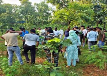 दुमका के करमाटांड़ जंगल में महिला का सड़ा-गला शव बरामद, जांच में जुटी पुलिस 3 दुमका के करमाटांड़ जंगल में महिला का सड़ा-गला शव बरामद, जांच में जुटी पुलिस