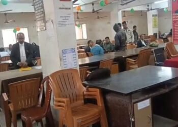 Jharkhand News: सदर अस्पताल का रास्ता बंद होने पर बिफरे अधिवक्ता, धनबाद बार एसोसिएशन की अनिश्चितकालीन हड़ताल शुरू