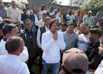 Jharkhand News: सिंह मेंशन पर बमबाजी से उबाल, जनता का सैलाब बोला-पूरा झरिया संजीव रागिनी के साथ