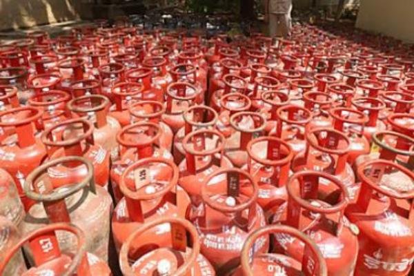 Restaurant Extra Charge Ban: रेस्टोरेंट में गैस क्राइसिस का एक्सट्रा चार्ज लगाया तो खैर नहीं, CCPA ने लगाया बैन