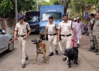 Dhanbad News: धनबाद कोर्ट को फिर से बम से उड़ाने की मिली धमकी, पुलिस ने चप्पे चप्पे की ली तलाशी