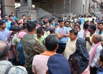 Dhanbad News: सीमेंट फैक्ट्री में मौत पर बवाल, मुआवजे को लेकर फैक्ट्री गेट पर प्रदर्शन