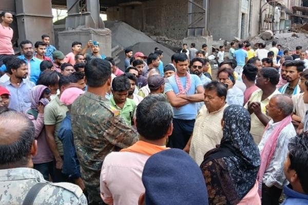 Dhanbad News: सीमेंट फैक्ट्री में मौत पर बवाल, मुआवजे को लेकर फैक्ट्री गेट पर प्रदर्शन