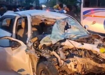 गिरिडीह में बस और कार की भयंकर टक्कर, दो लोगों की दर्दनाक मौत