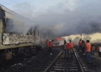 Rajdhani Express Fire: राजधानी एक्सप्रेस भीषण आग लगने से हड़कंप, दो कोच जलकर खाक