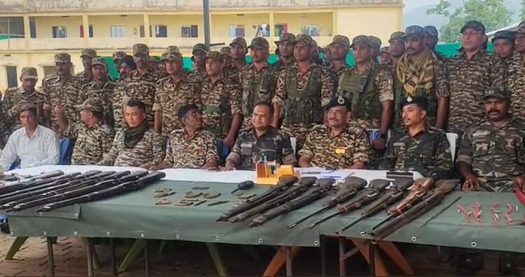 CRPF और गिरीडीह पुलिस को बड़ी सफलता, भारी मात्रा में हथियार और गोला-बारूद बरामद