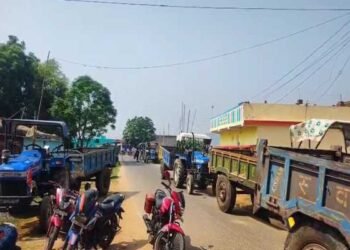 Teen dies after being hit by a tractor loaded with illegal sand