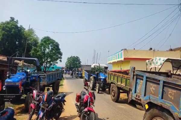 Teen dies after being hit by a tractor loaded with illegal sand