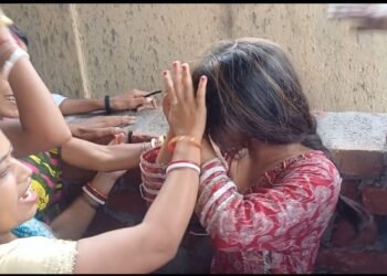 Female chain snatcher caught in Dhanbad, tried to escape by cutting the chain from the neck during Yagna in the temple