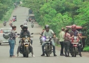 Illegal collection of money from girls on the road in Sindri