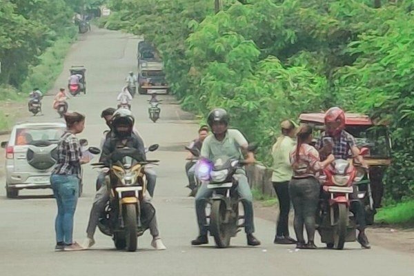 Illegal collection of money from girls on the road in Sindri