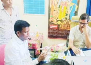 MLA Shatrughan Mahato reached Katras Electricity Office regarding electricity crisis