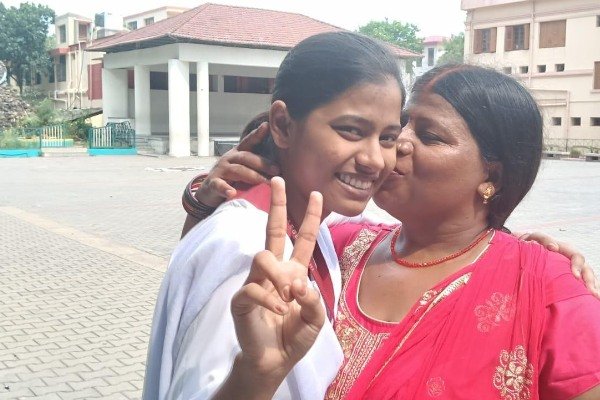 Jiya Srivastava, daughter of a tiffin service person, became Jharkhand topper