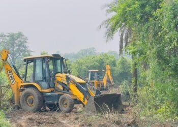 Illegal plotting on government land in Baliapur, as soon as CO arrived, the land mafia fled with JCB