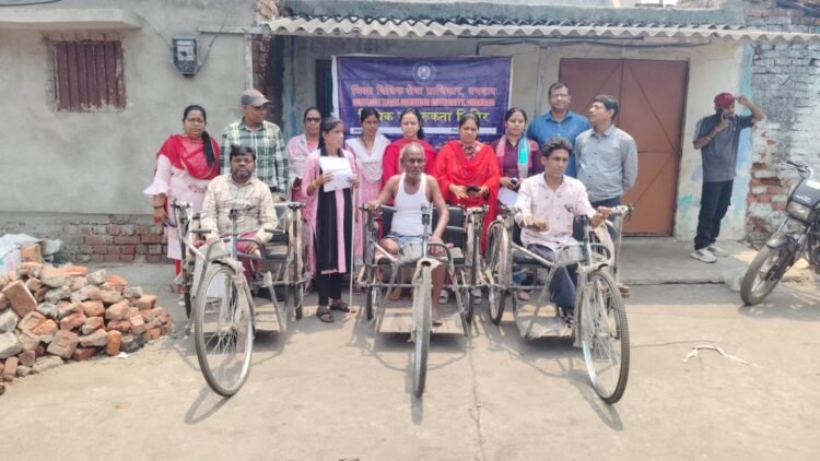 दिव्यांगों को डोर-टू-डोर कैंपेन के तहत ट्राईसाईकिल और सहायता उपकरण प्रदान किए गए
