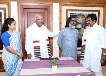 रांची में मुख्यमंत्री हेमन्त सोरेन और कांग्रेस नेताओं की महत्वपूर्ण बैठक, समसामयिक मुद्दों पर हुई चर्चा