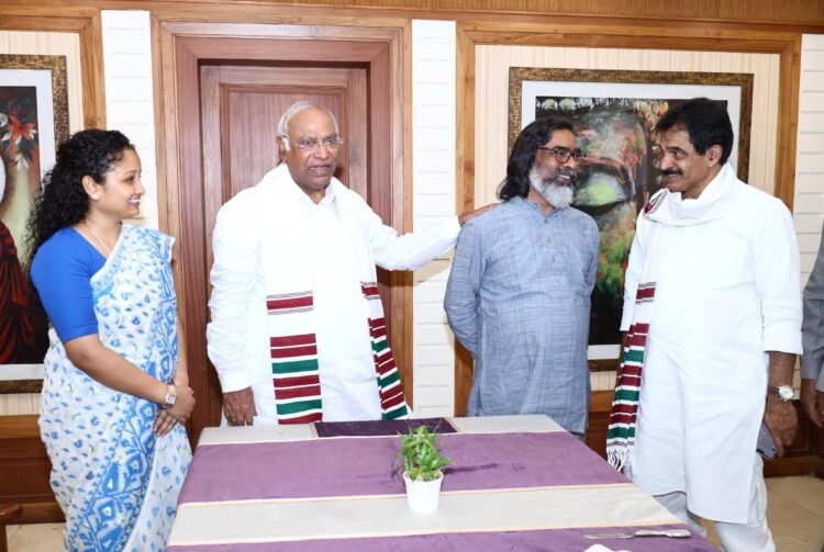 रांची में मुख्यमंत्री हेमन्त सोरेन और कांग्रेस नेताओं की महत्वपूर्ण बैठक, समसामयिक मुद्दों पर हुई चर्चा