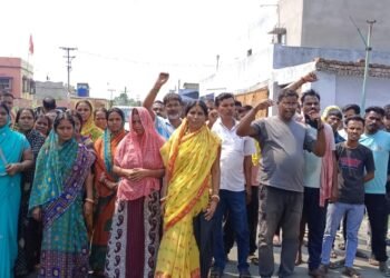 रामपुर में ट्रैक्टर की टक्कर से बाइक सवार की मौत, मुआवजा की मांग को लेकर सड़क जाम