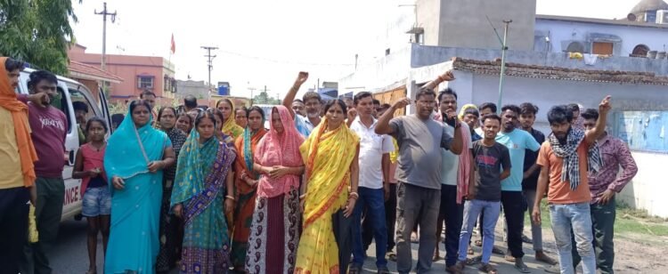 रामपुर में ट्रैक्टर की टक्कर से बाइक सवार की मौत, मुआवजा की मांग को लेकर सड़क जाम