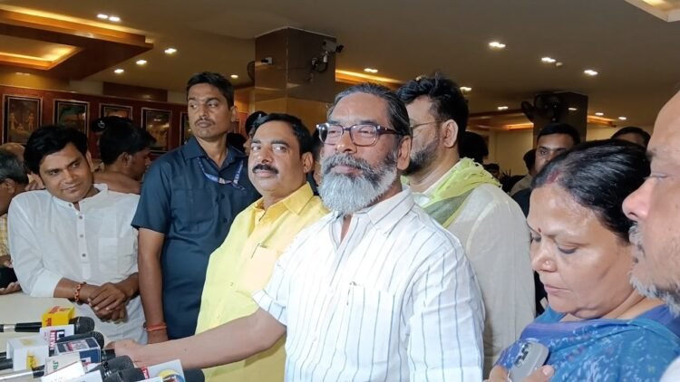 भारत-पाक तनाव पर झारखंड के मुख्यमंत्री हेमंत सोरेन की संयमित प्रतिक्रिया: “वक्त का इंतजार कीजिए, सब सामने आ जाएगा”