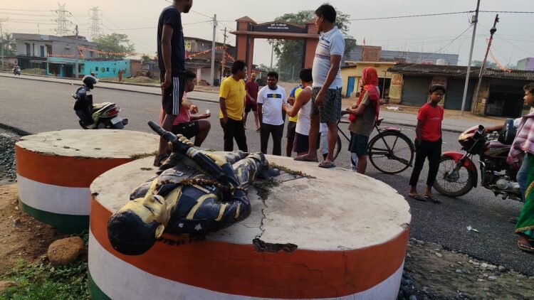 शहीद सैनिक की प्रतिमा क्षतिग्रस्त, असामाजिक तत्वों की संलिप्तता की आशंका, परिजनों ने FIR की मांग की