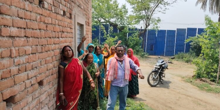 Cracks in houses adjacent to Tasara project, locals protest, demand for displacement and compensation from the administration