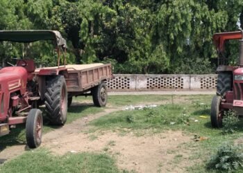 महुदा में खनन पदाधिकारी ने अवैध बालू लदे दो ट्रैक्टर किए जप्त, चालक फरार