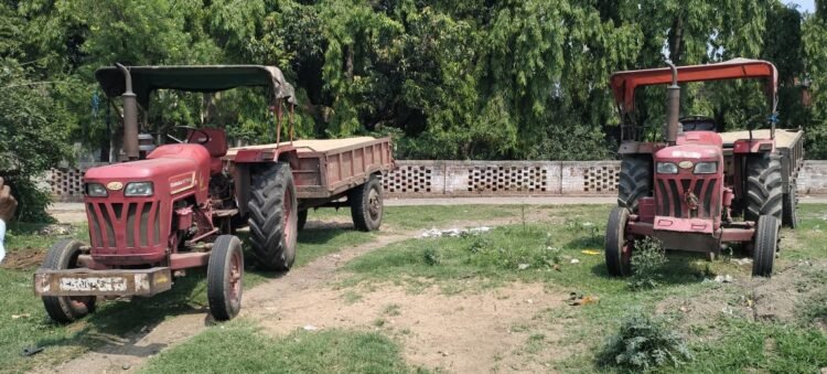 महुदा में खनन पदाधिकारी ने अवैध बालू लदे दो ट्रैक्टर किए जप्त, चालक फरार
