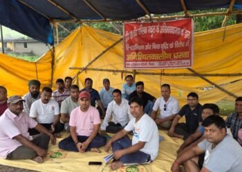 The parents' protest against re-admission and fee hike continues on the 33rd day, the agitation will continue till the fee is determined