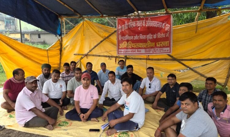 The parents' protest against re-admission and fee hike continues on the 33rd day, the agitation will continue till the fee is determined