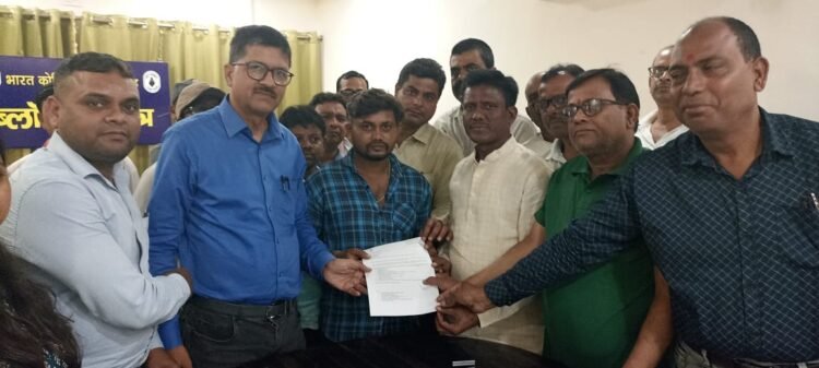 कोलकर्मी के निधन के बाद शव रख किया प्रदर्शन, आश्रित को तत्काल नियोजन देने पर बनी सहमति