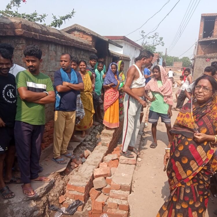 नाला निर्माण के विरोध में कनेक्शन पाइप काटा