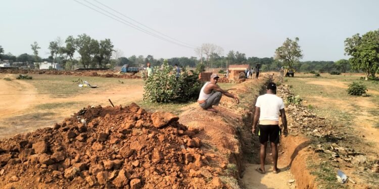 Conspiracy to occupy land! Revenue worker threatened, know what is the whole matter