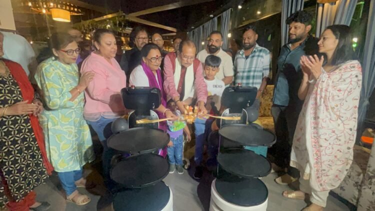 अब The Sailor’s Knot  में अतिथियों का स्वागत करेंगे रोबोट , वित्त मंत्री के हाथों हुआ शुभारंभ!