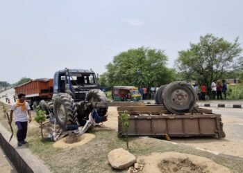 महुदा: तेज रफ्तार ट्रेलर के टक्कर से बालू लदा ट्रैक्टर पलटा, चालक गंभीर रूप से घायल