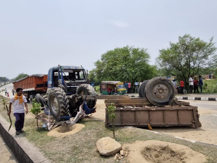 महुदा: तेज रफ्तार ट्रेलर के टक्कर से बालू लदा ट्रैक्टर पलटा, चालक गंभीर रूप से घायल