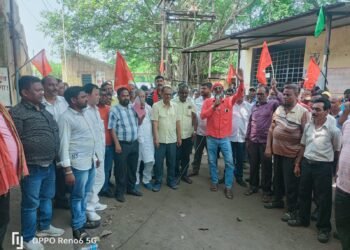 स्थानांतरण के विरोध में बीसीकेयू का प्रदर्शन, प्रबंधन के आश्वासन के बाद शांत हुए मजदूर