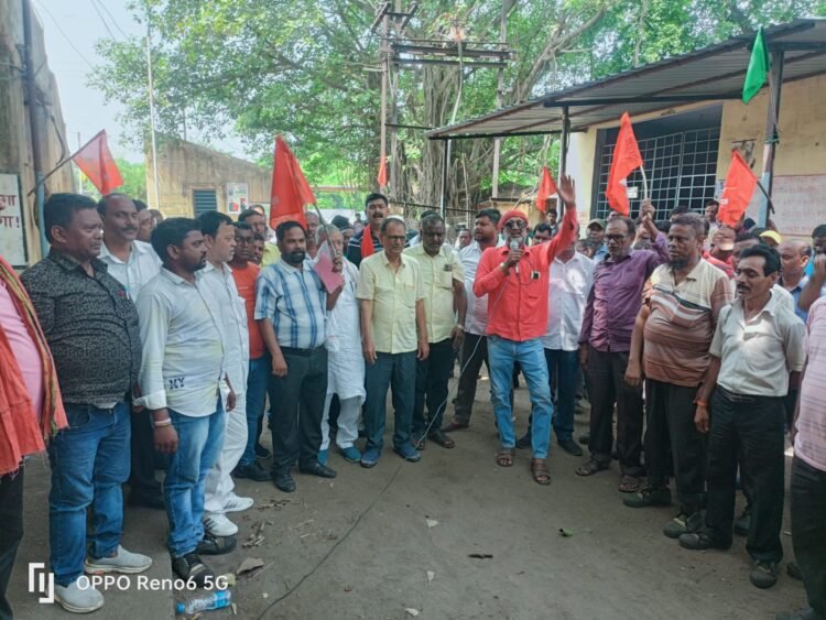 स्थानांतरण के विरोध में बीसीकेयू का प्रदर्शन, प्रबंधन के आश्वासन के बाद शांत हुए मजदूर