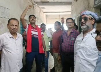 यूनियन नेता से दुर्व्यवहार पर भड़के मजदूर, अभिकर्ता कार्यालय के सामने धरना पर बैठे