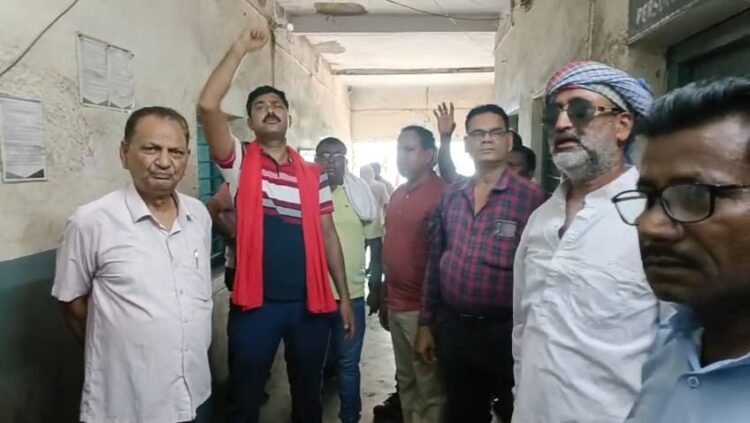 यूनियन नेता से दुर्व्यवहार पर भड़के मजदूर, अभिकर्ता कार्यालय के सामने धरना पर बैठे