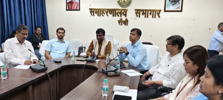 “अबुआ साथी” और “अबुआ ग्रुप्स” से मिलने वाली शिकायतों पर तुरंत कार्रवाई करें-उपायुक्त मंजूनाथ भजंत्री