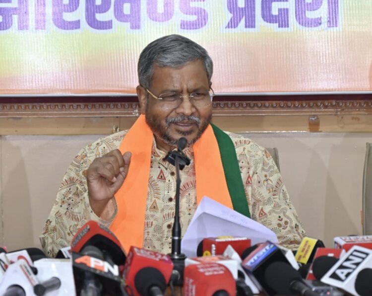 हेमंत सरकार की नई शराब नीति पर बाबूलाल मरांडी का तीखा हमला, भाजपा ने आंदोलन की दी चेतावनी