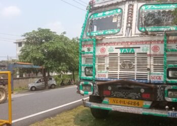 अवैध कोयला लदा ट्रक कालूबथान में पलटा, रांची की बड़ी पार्टी से जुड़ा मामला