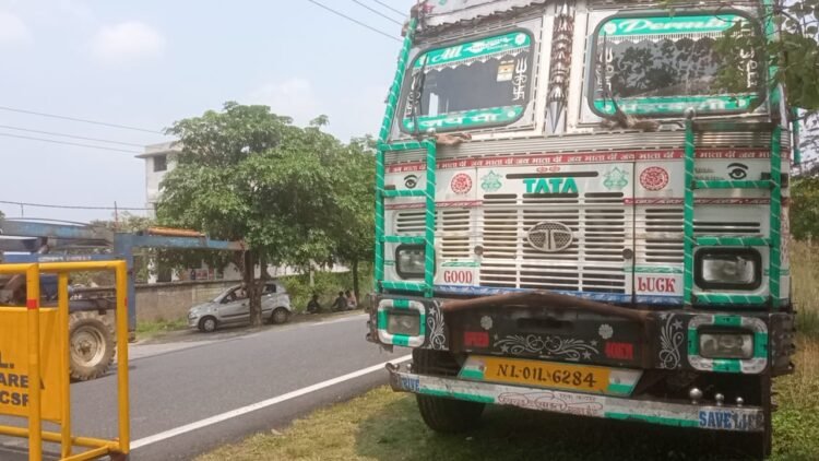 अवैध कोयला लदा ट्रक कालूबथान में पलटा, रांची की बड़ी पार्टी से जुड़ा मामला