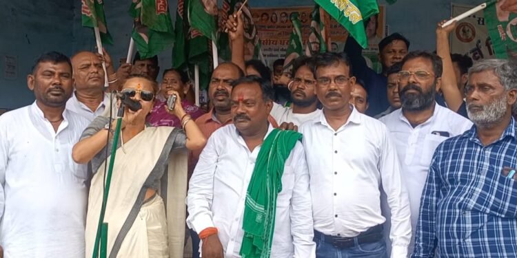 RJD protests against illegal coal trade in Jharkhand, makes serious allegations against the government