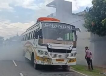 चलती बस में आग