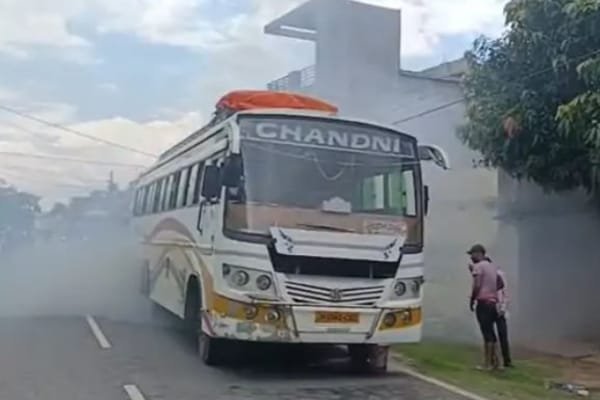 चलती बस में आग