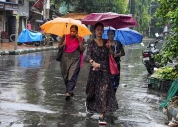 Heavy rain warning in Ranchi and several other districts, with the weather department warning of thunderstorms.